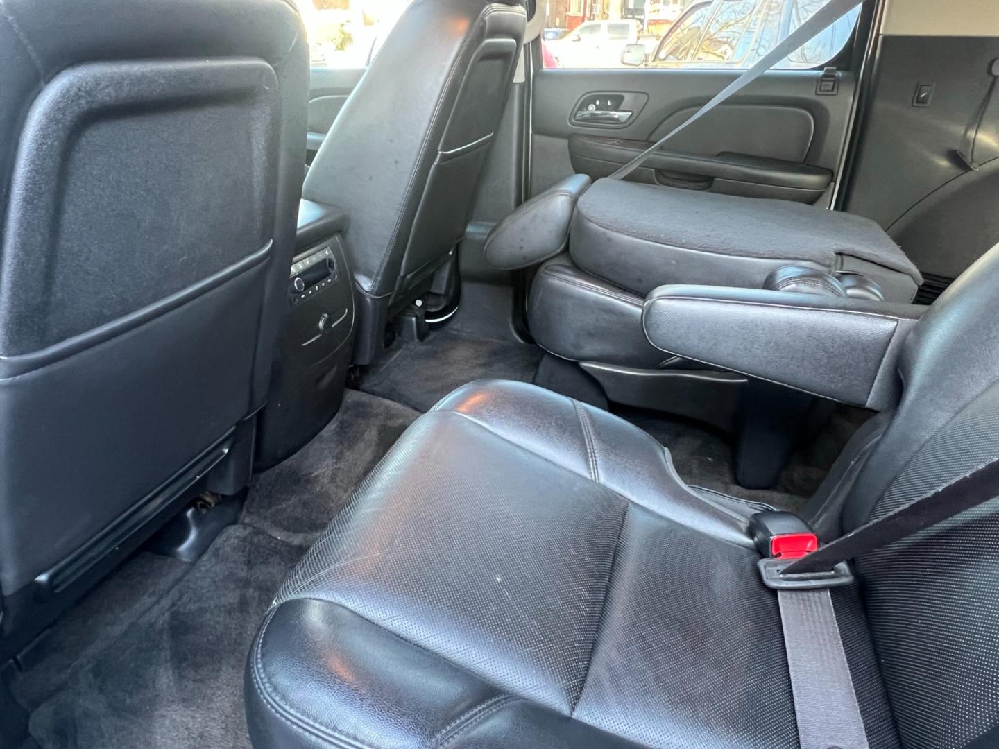 2014 White /Black Leather Chevrolet Suburban LTZ 1500 4WD (1GNSKKE77ER) with an 5.3L V8 OHV 16V FFV engine, 6 SPEED AUTOMATIC transmission, located at 1018 Brunswick Ave, Trenton, NJ, 08638, (609) 989-0900, 40.240086, -74.748085 - Photo#31